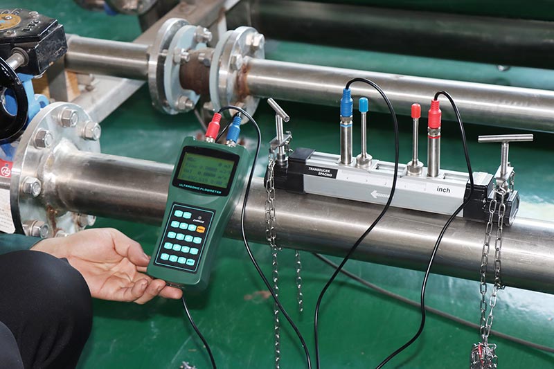 Portable ultrasonic flowmeter